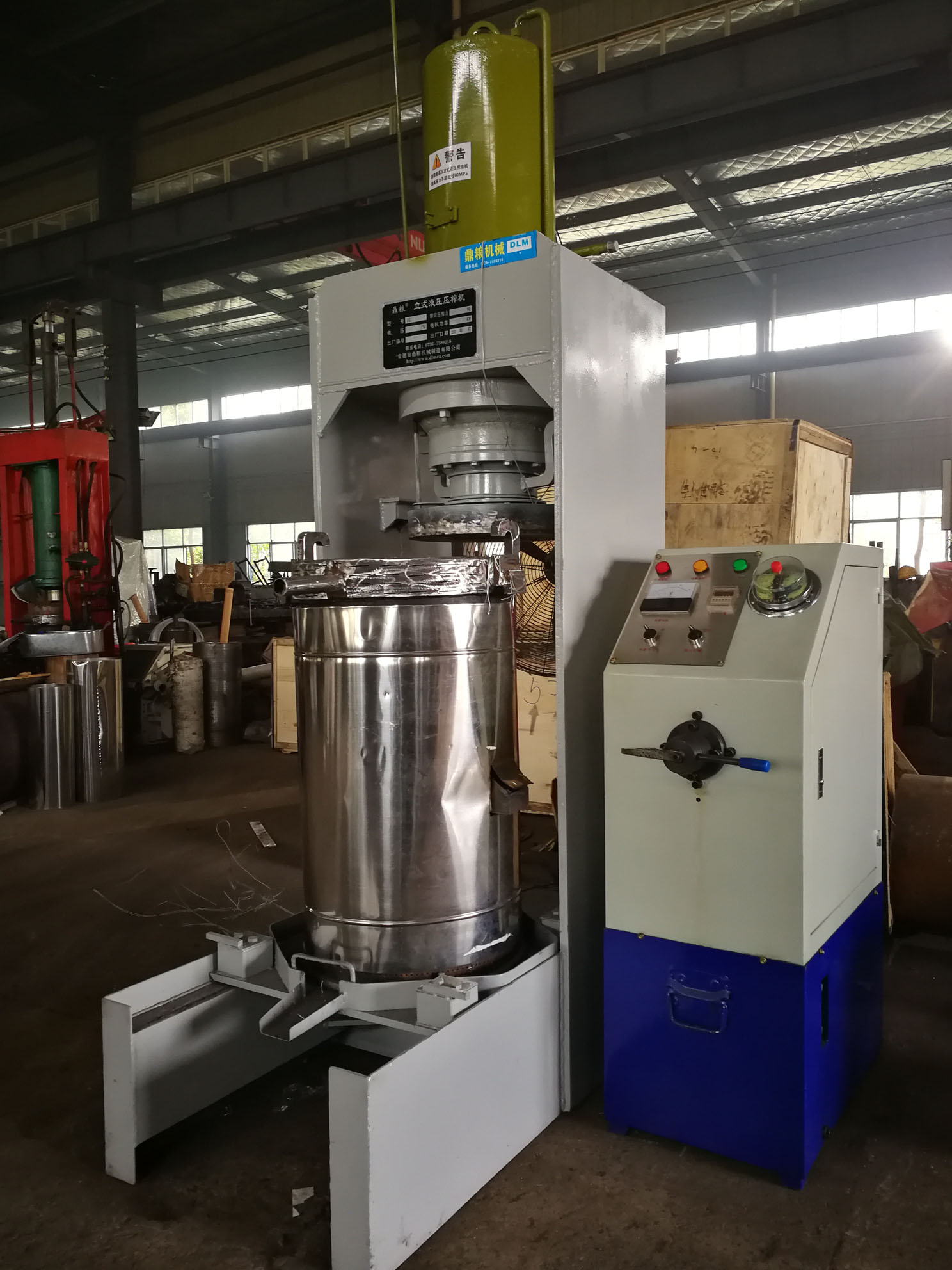 不銹鋼超高壓立式液壓壓榨機(jī)，果汁壓榨機(jī)，果渣壓榨機(jī)，藥材壓榨，油渣處理，白土壓榨